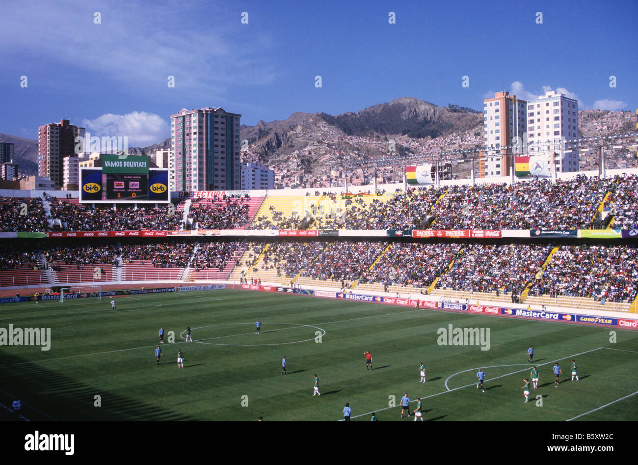 Fußballspiel stattfindet in Hernando Siles Olympiastadion, Miraflores, La Paz, Bolivien Stockfoto