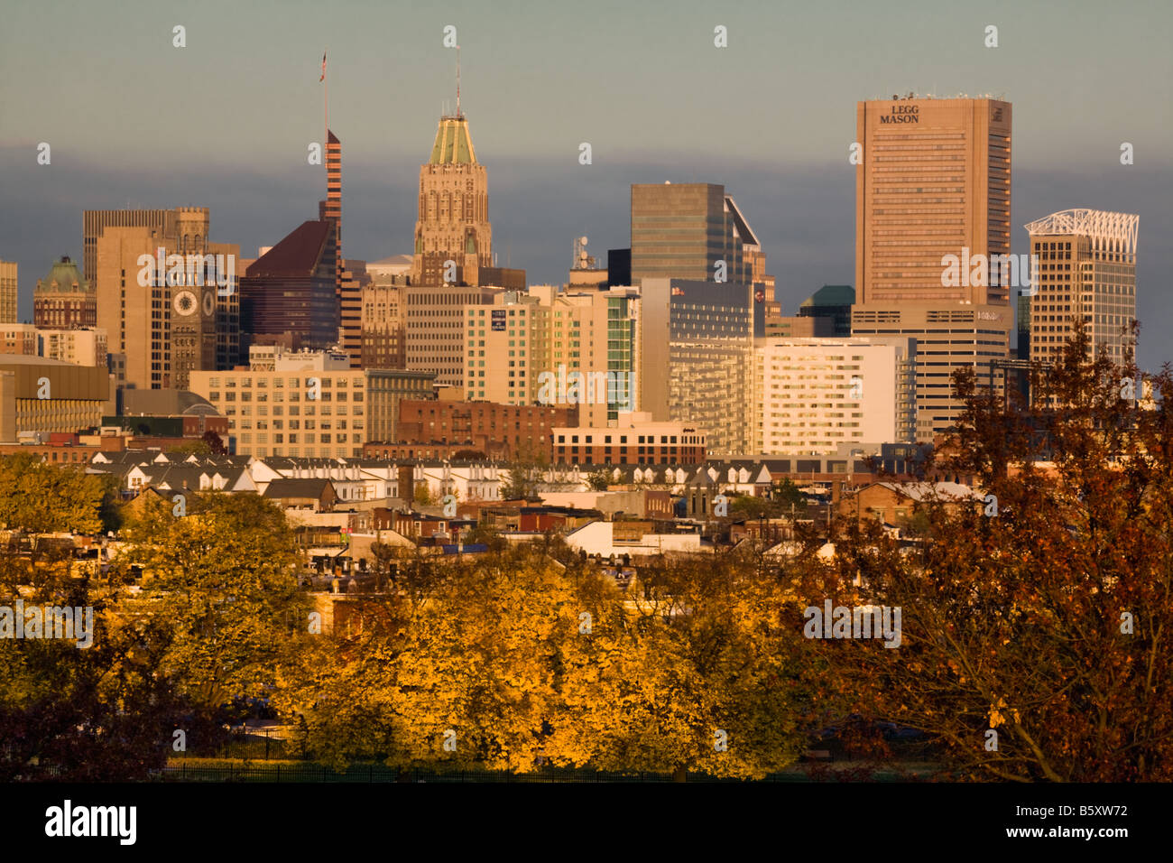 Herbstliche Skyline von Baltimore Maryland Stockfoto