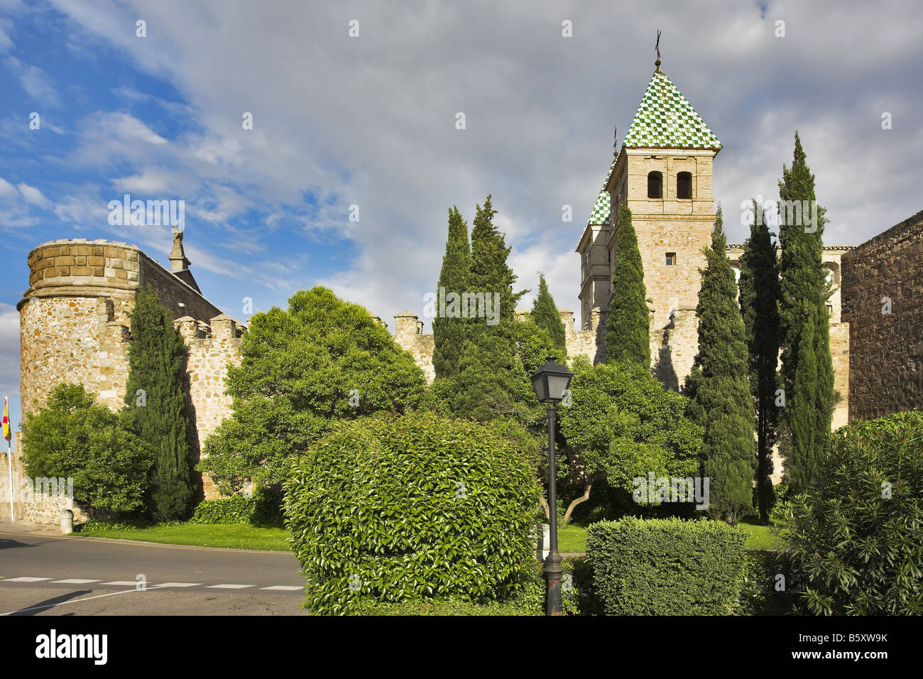 Schönen Park mit Betten und Rasenflächen an Mauern der alten Stadt Toledo in Spanien Stockfoto