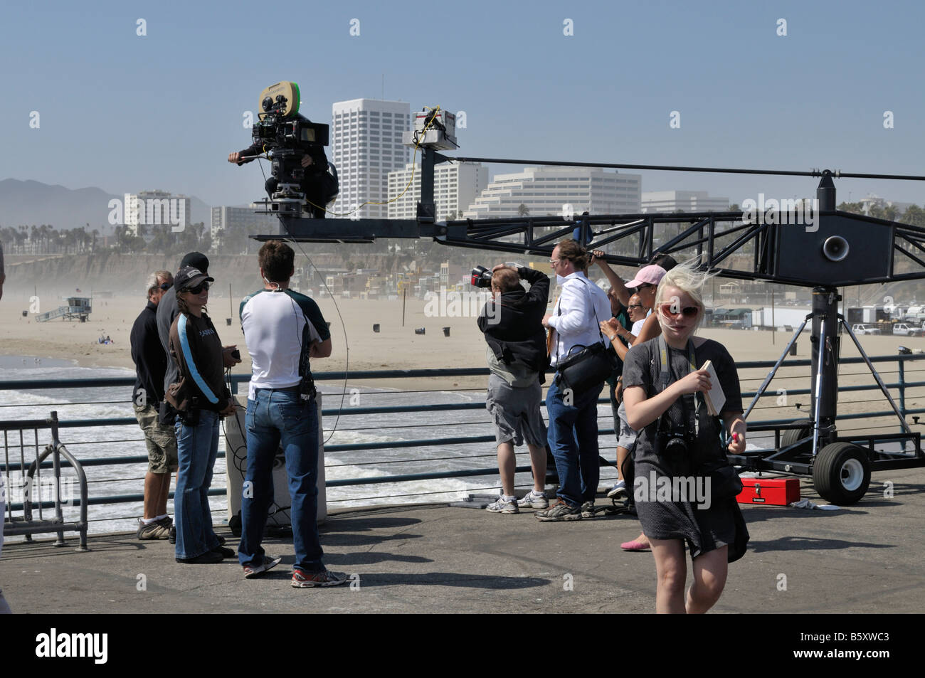 Film-Kameramann bei der Arbeit auf dem Santa Monica Pier, 21. Mai 2008 Stockfoto