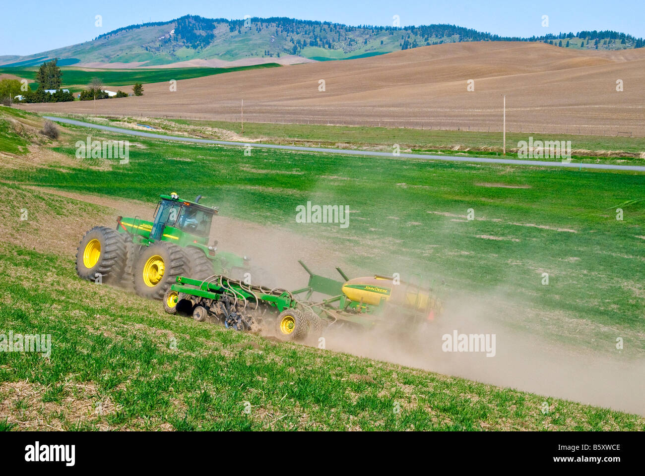 Ein Traktor zieht einen Luft-Sämaschine um Winterweizen beschädigt durch Schnee im Frühjahr in der Palouse Region Washington neu bepflanzen Stockfoto