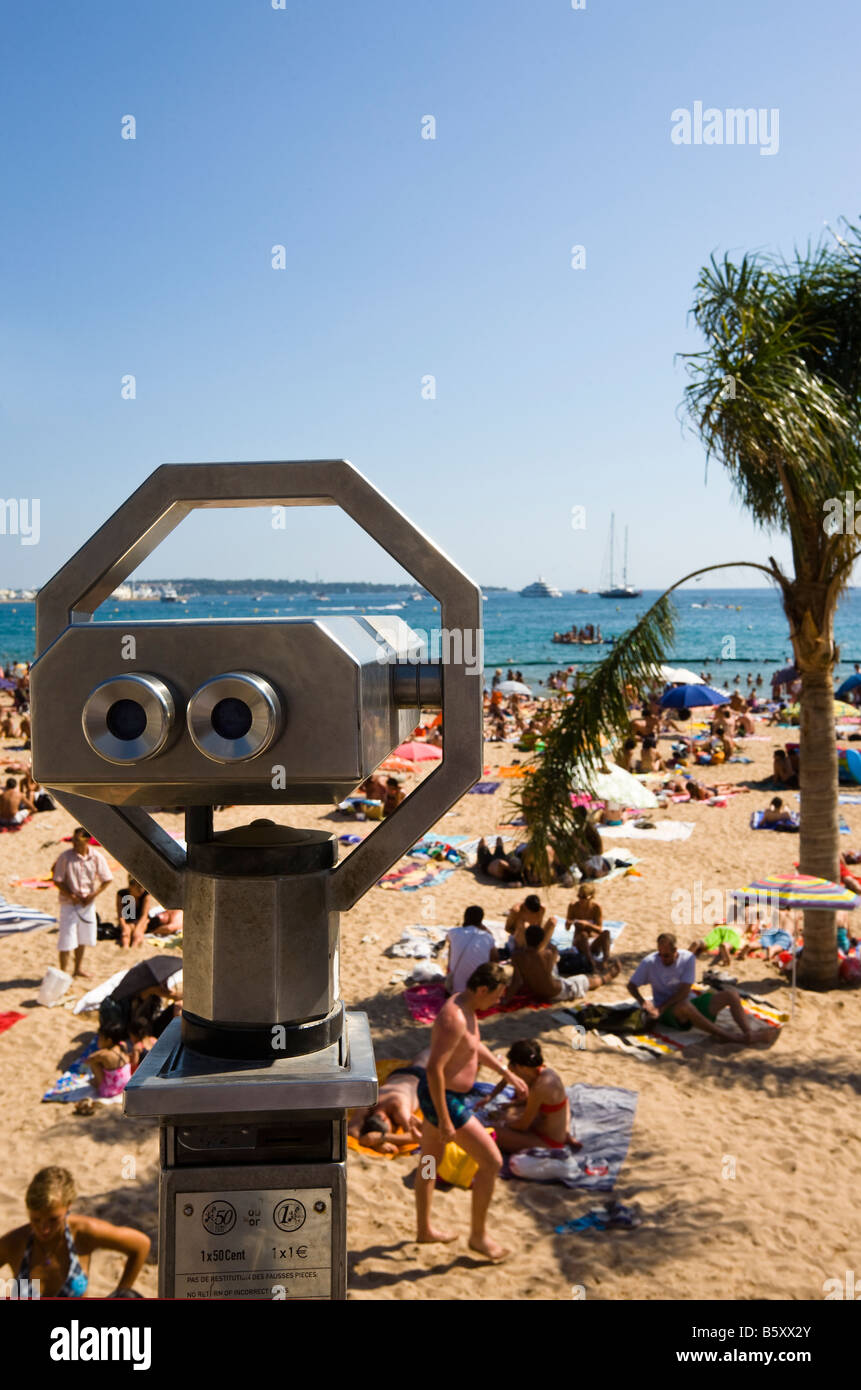 Blick auf den Strand von Cannes Cote d Azur Frankreich. Ansicht mit alten Stil Fernglas im Vordergrund. Stockfoto