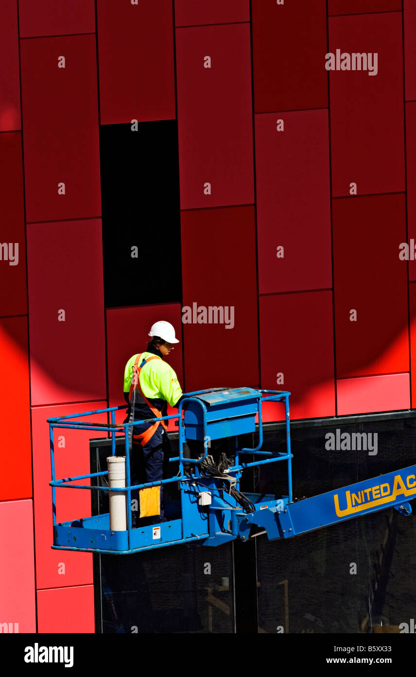 Bau / A Bauarbeiter arbeitet sicher aus einem hydraulischen Ausleger Lift.Melbourne Victoria Australien. Stockfoto