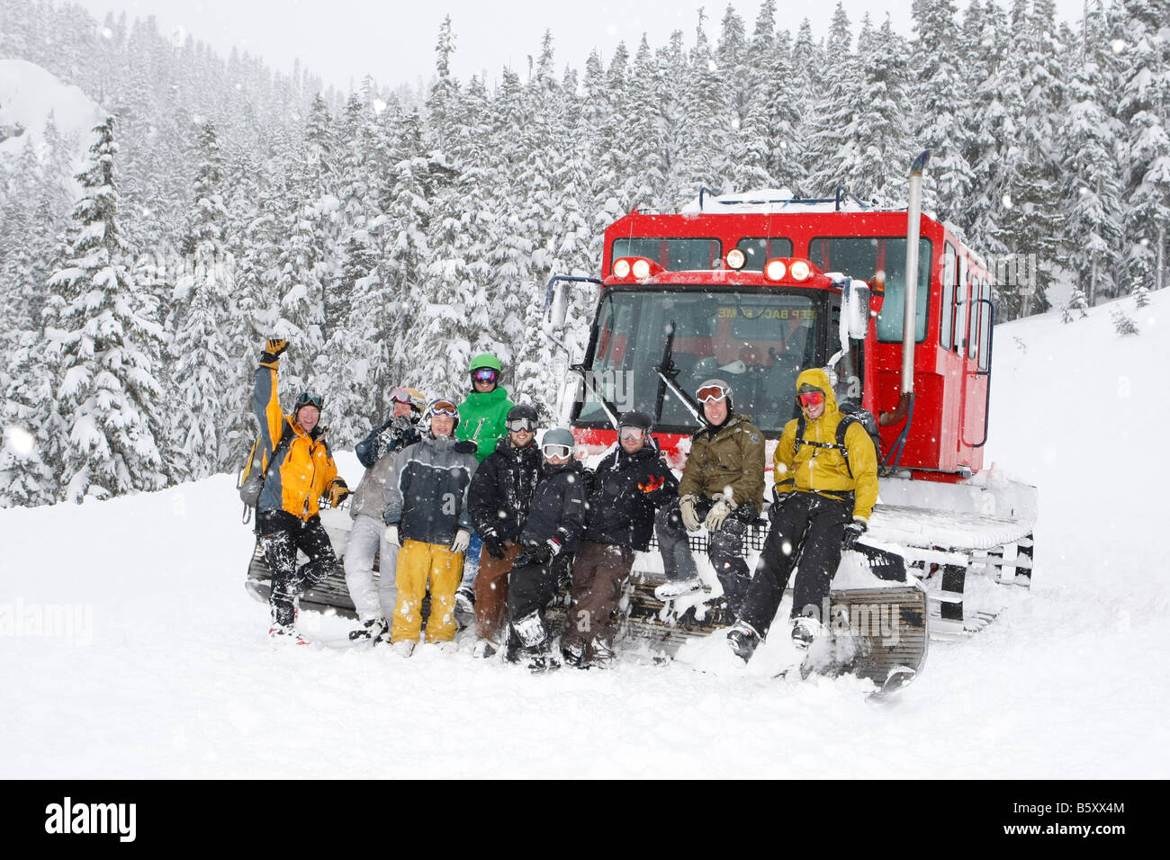 Ski Backcountry Pulver während eines PistenBully-Abenteuers in Whistler, British Columbia Stockfoto