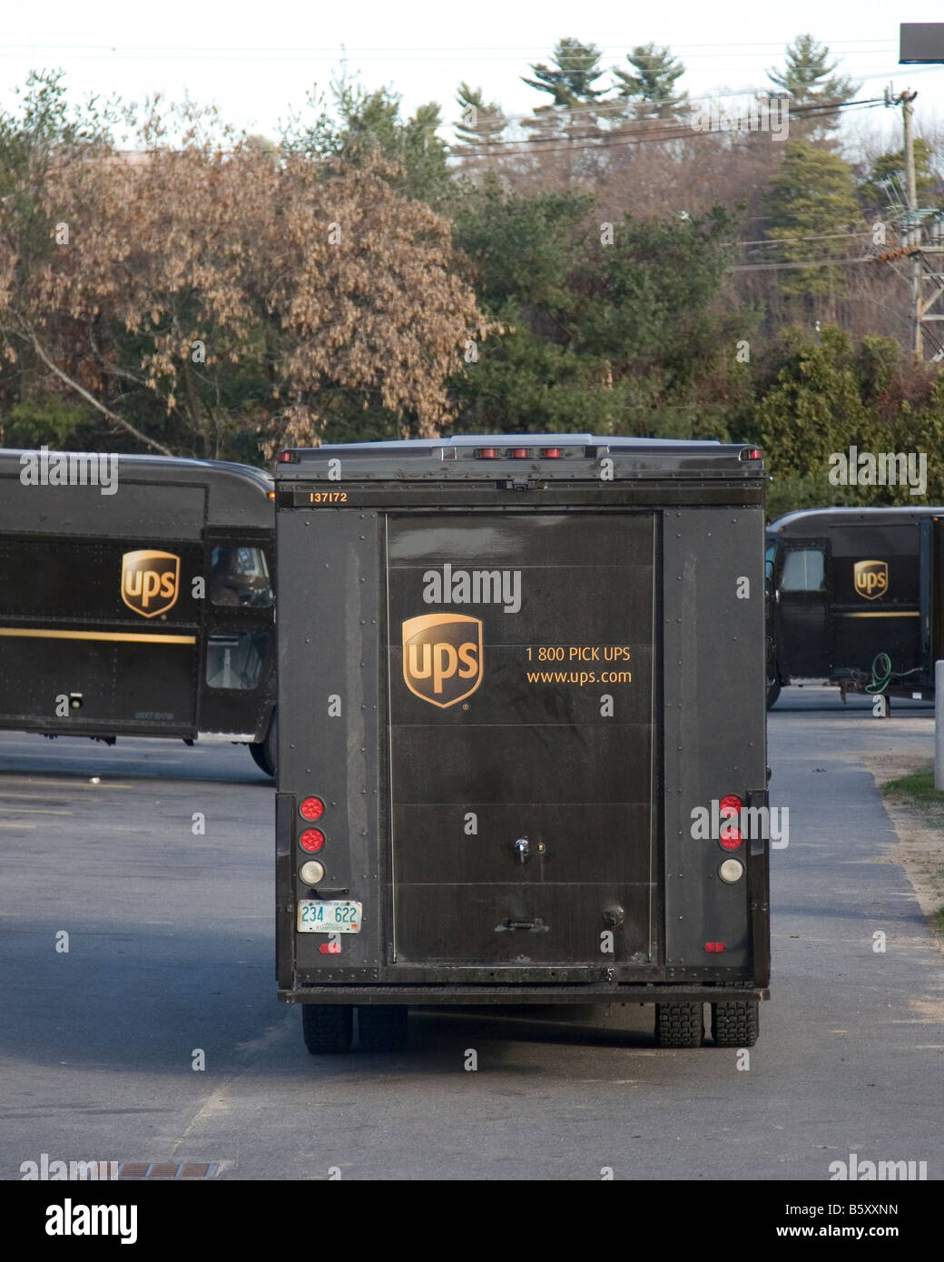 UPS LKW Blätter ein Paket distribution center in Manchester, New Hampshire. Stockfoto