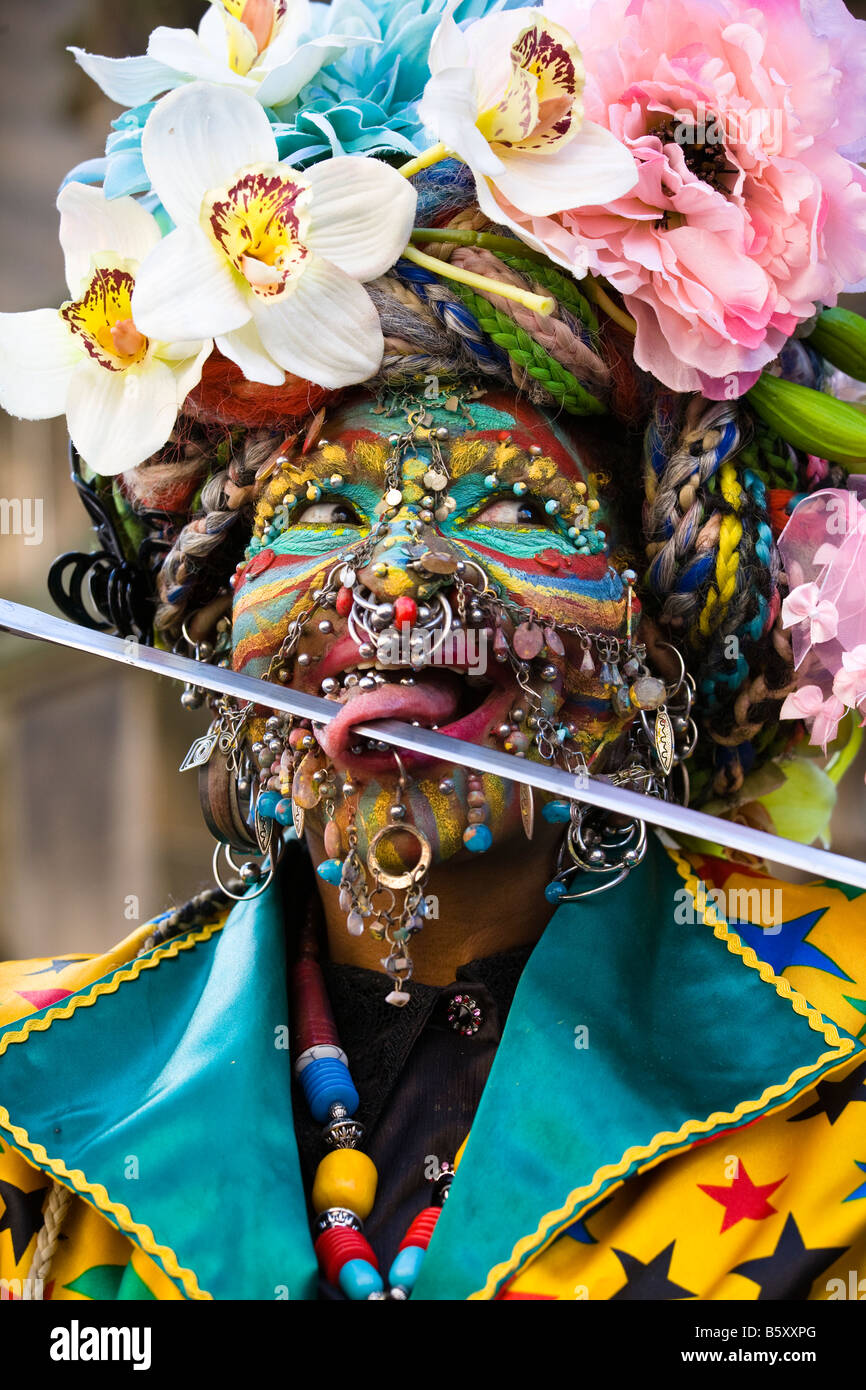 Frau mit Gesicht Bolzen, Piercings und Gesicht Farbe beim Edinburgh Fringe Festival, Edinburgh, Schottland durchführen Stockfoto