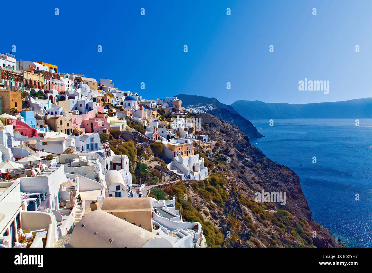 Stadt mit Blick auf den Ozean Oia, Santorini, Griechenland Stockfoto