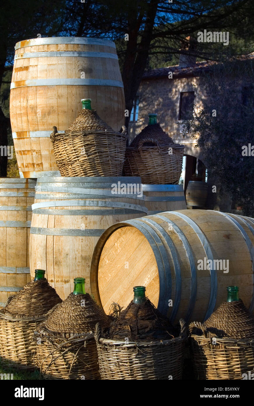 Weinfässer und riesige Korbflasche Flaschen in geflochtenen Körben Stockfoto