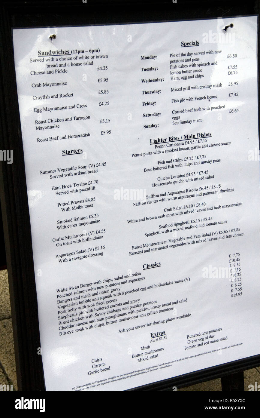 Speisekarte mit Preisen in britischen Pfund in der Marktstadt von Stratford-upon-Avon, Warwickshire, England Stockfoto