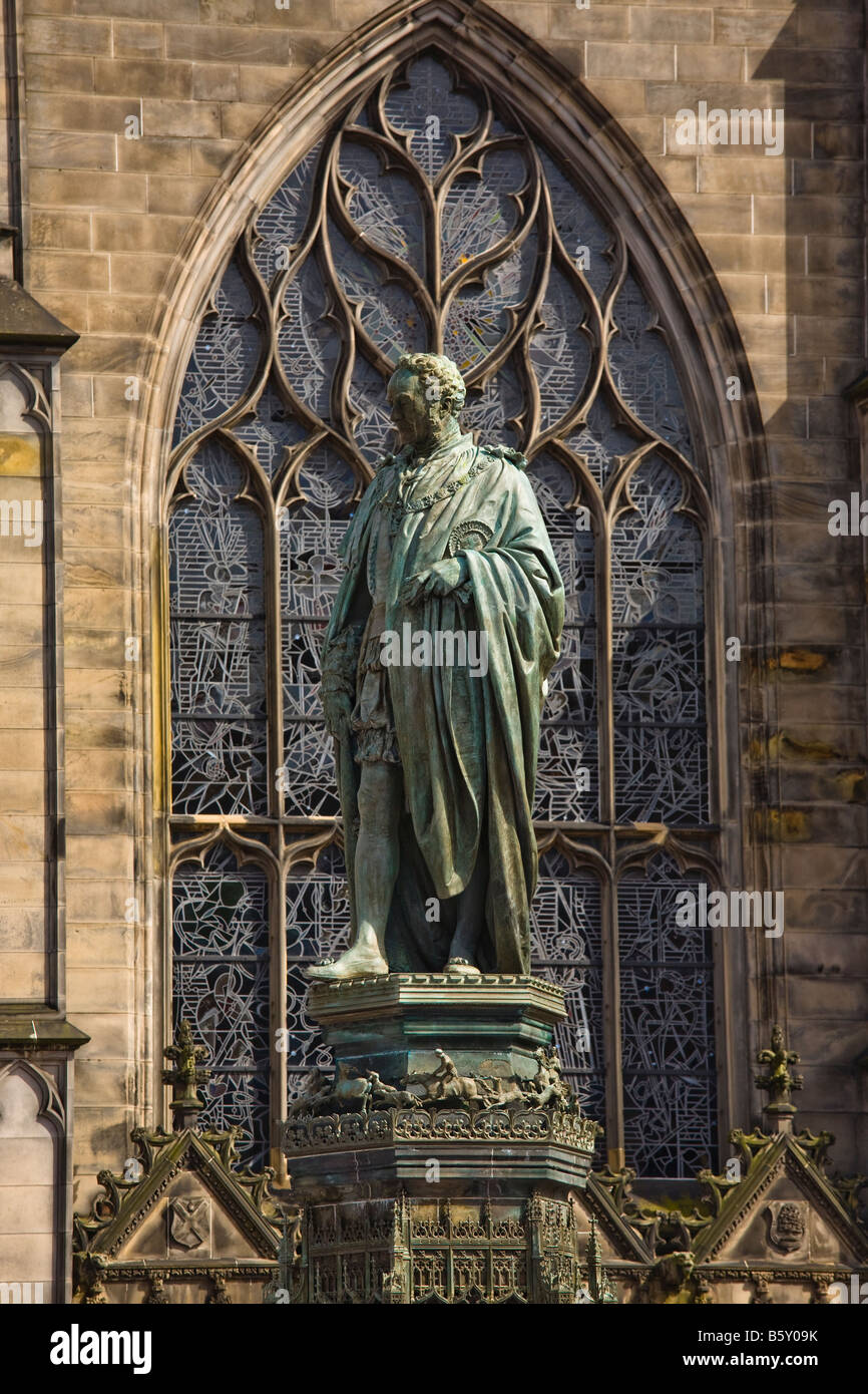 Statue von Sir Walter Francis Montagu Douglas Scott 1806 1884 außerhalb St. Giles Kathedrale Royal Mile Edinburgh Schottland Stockfoto