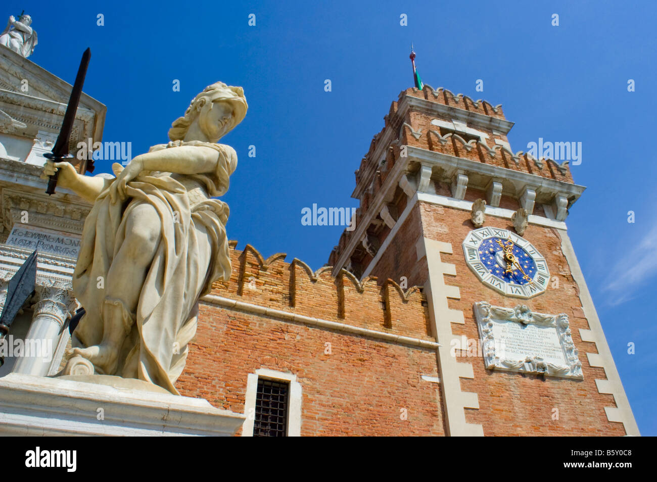 Venedig, Veneto, Italien. Statue und Turm des Arsenale Stockfoto