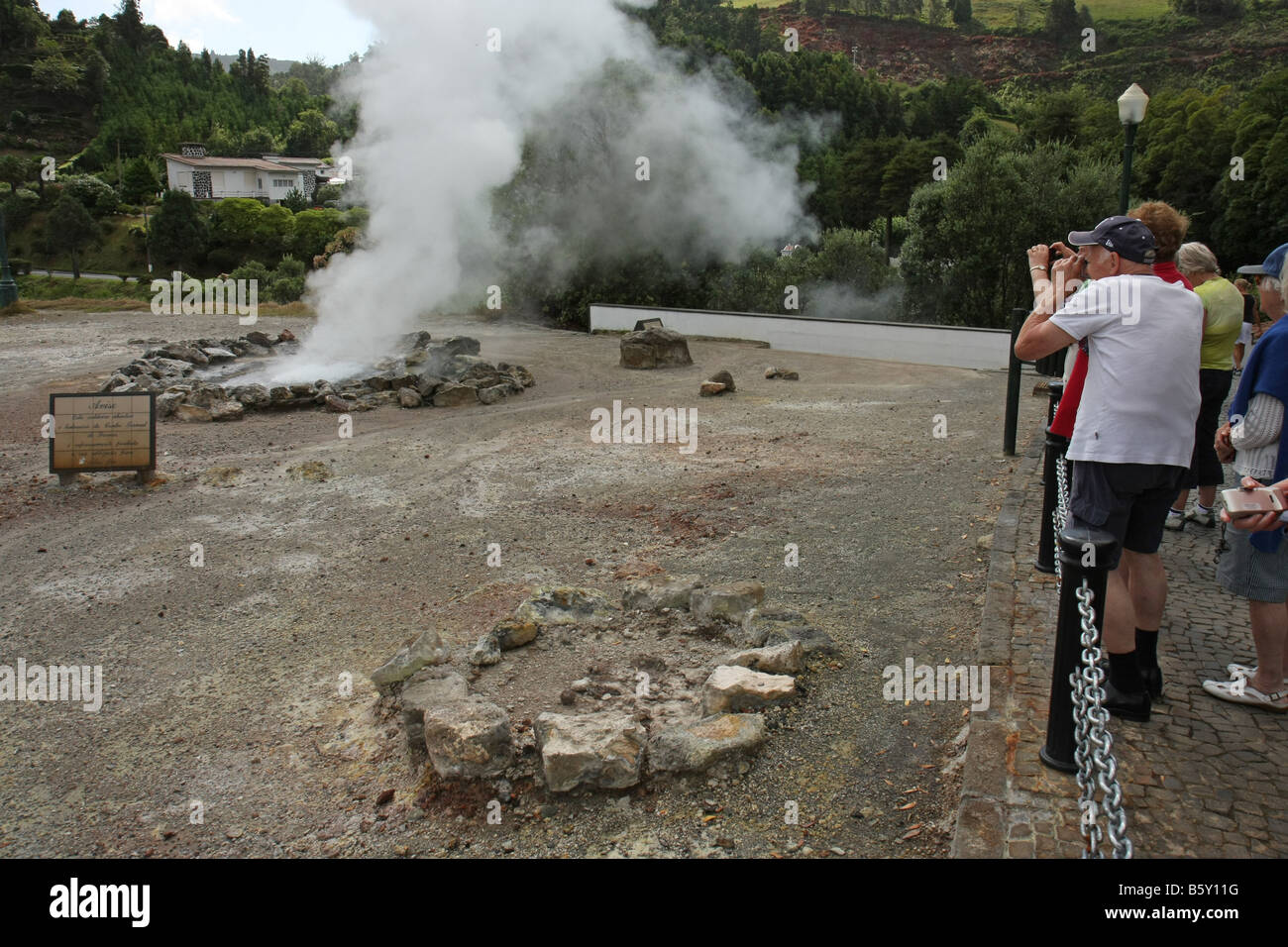 Touristen, die gerade heiße Quellen mit kochendem Wasser in Furnas, São Miguel, Azoren, Portugal Stockfoto