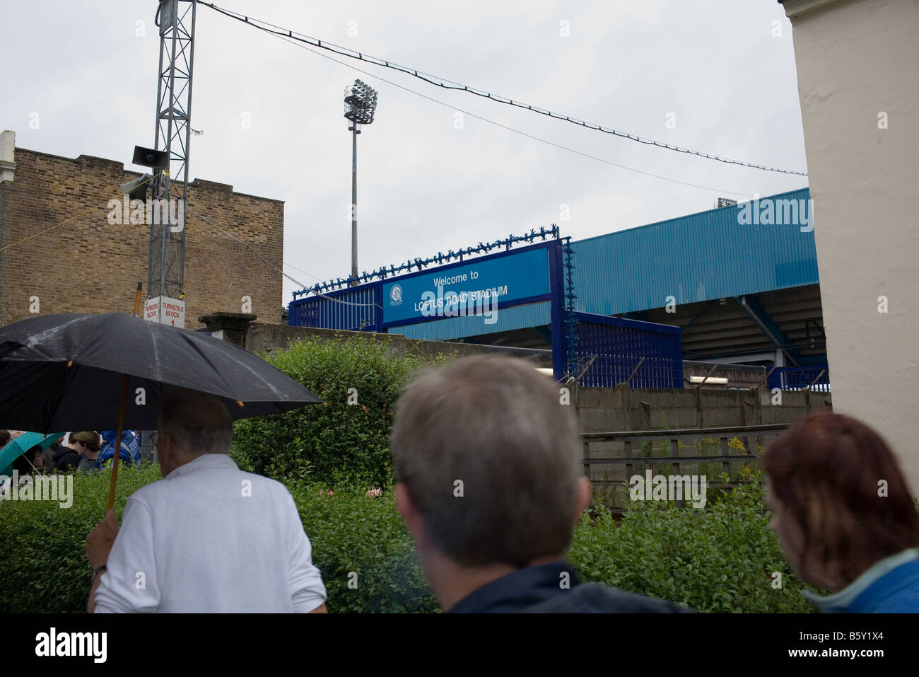 Queens Park Rangers Fans machen ihren Weg zu einem Heimspiel im Stadion Loftus Road. Stockfoto