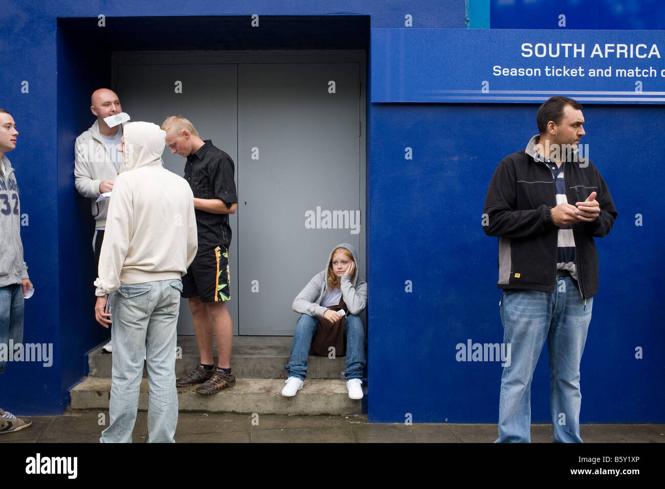 Queens Park Rangers-Fans vor dem Spiel an der Loftus Road. Stockfoto