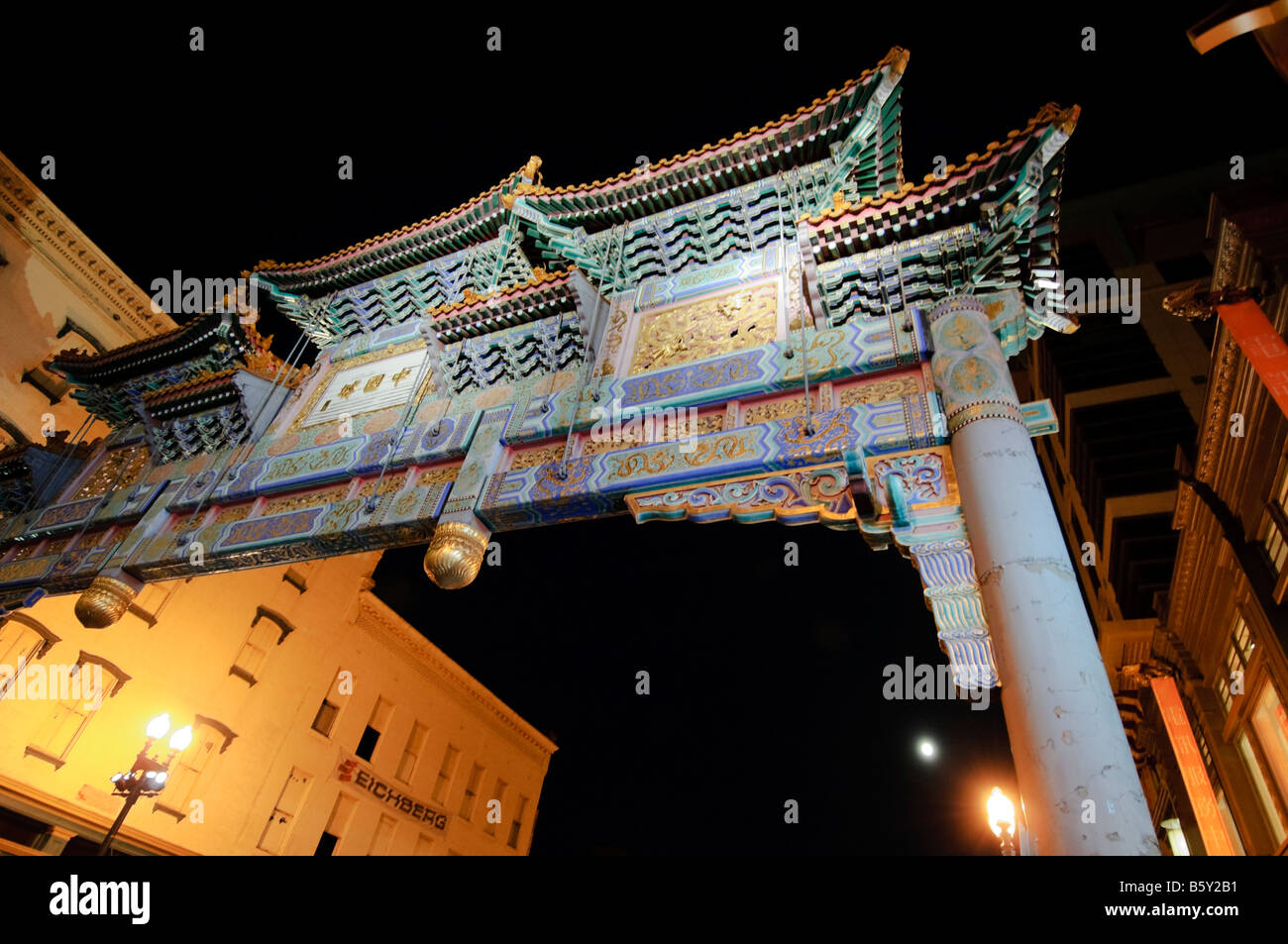 Die Chinatown Bogen am Galerie Platz, Innenstadt von Washington DC, eine nächtliche Szene in der Stadt. Stockfoto