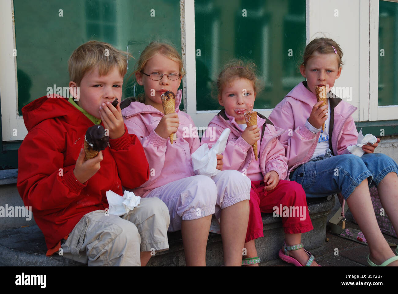 Kinder essen Eis Domburg Niederlande Stockfoto