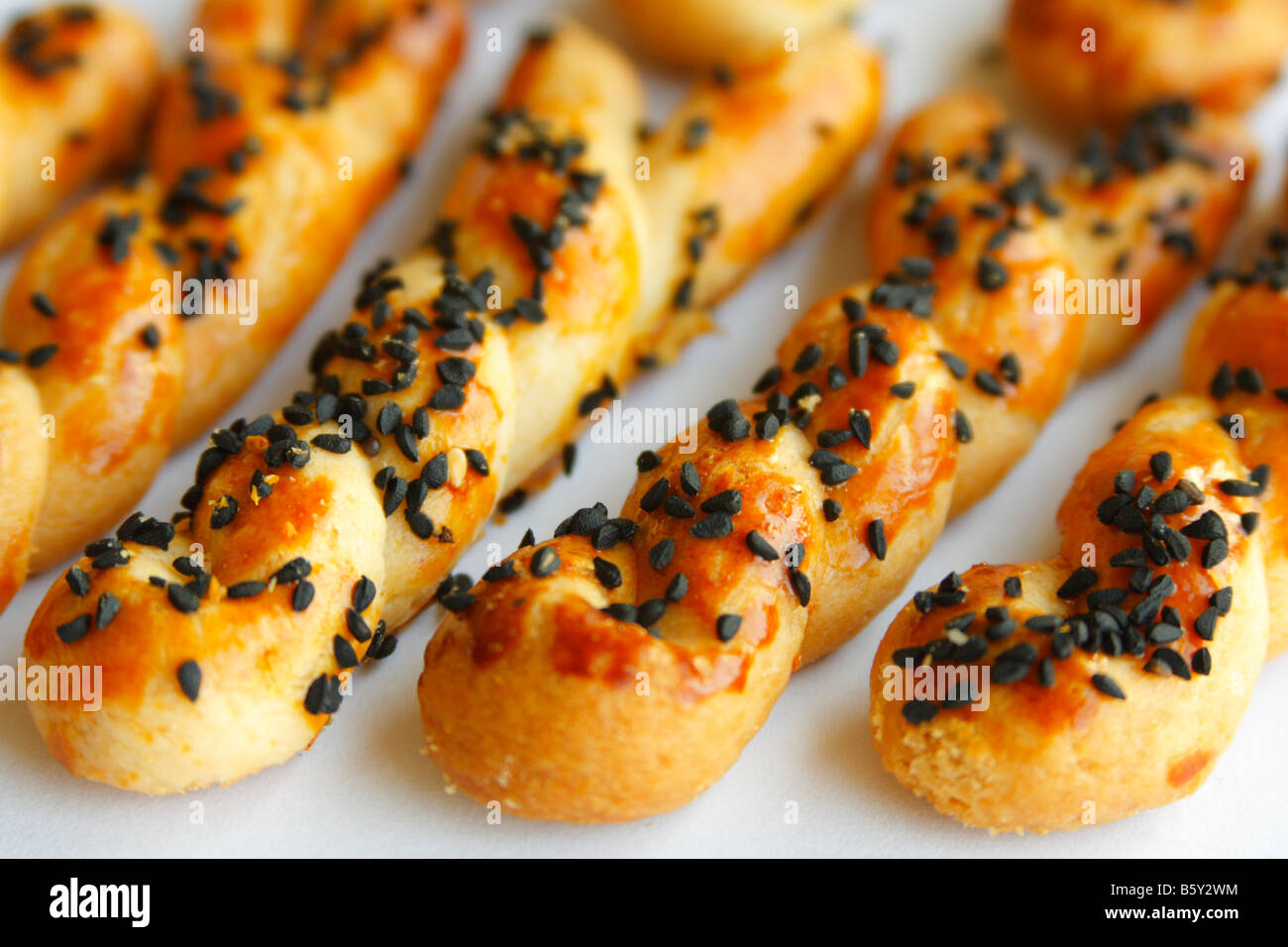 Gebäck - Cookies Nigella Sativa auf weißem Hintergrund hautnah Stockfoto