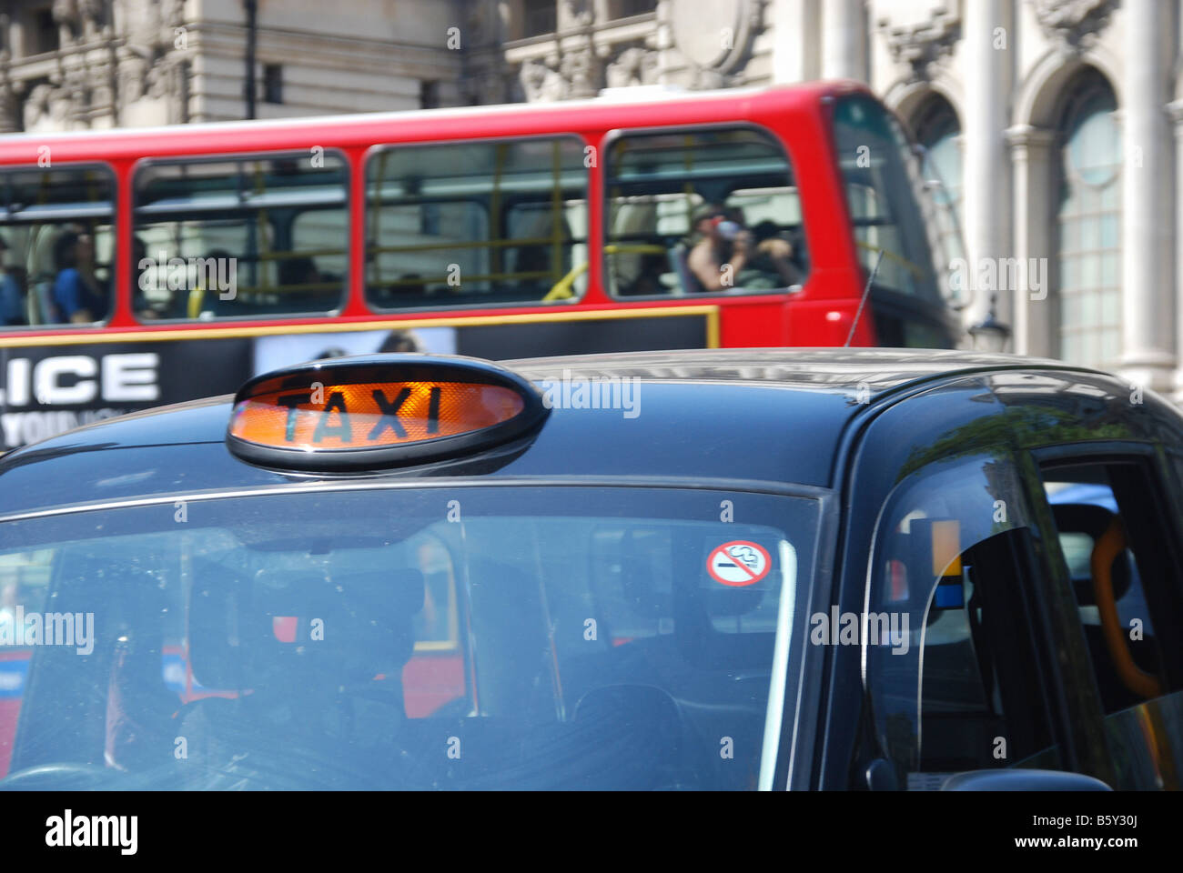 Taxi und Bus in verkehrsreichen London, England UK. Stockfoto