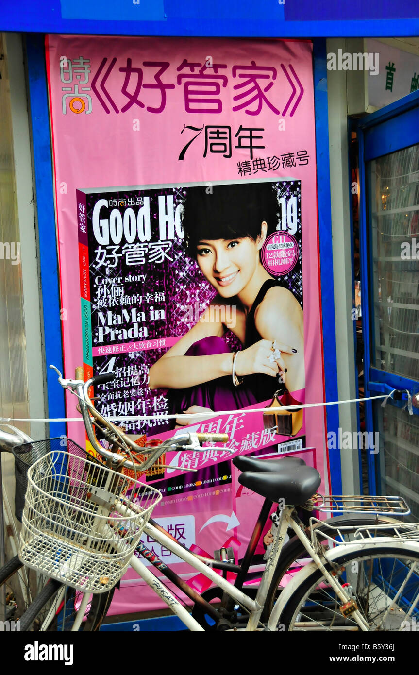 Kiosk mit Werbung für Zeitschriften Peking China Stockfoto