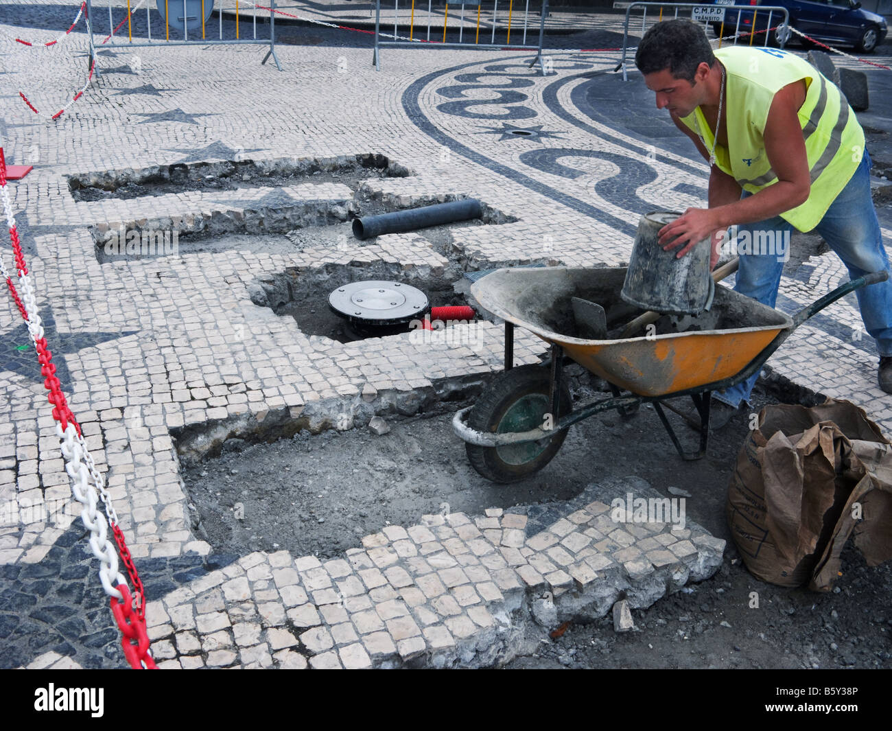 Mann, der arbeitet mit Straße Mosaikkunst in Ponta Delgada, São Miguel, Azoren Stockfoto