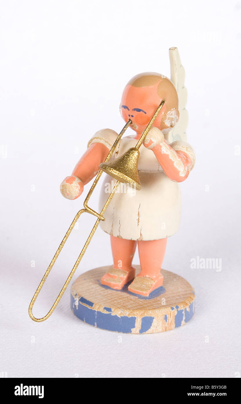 Winkel-Chor geschnitzte Holzfiguren weißen Hintergrund Ausschnitt Vintage One Single singen Stockfoto