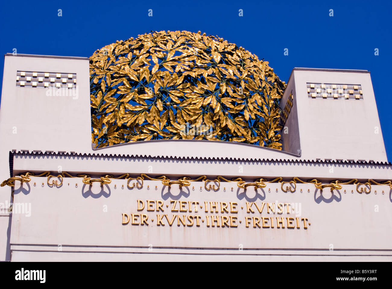 Goldenen Lorbeer Blätter auf Dach der Sezession Gebäude, Karlsplatz, Wien, Österreich Stockfoto