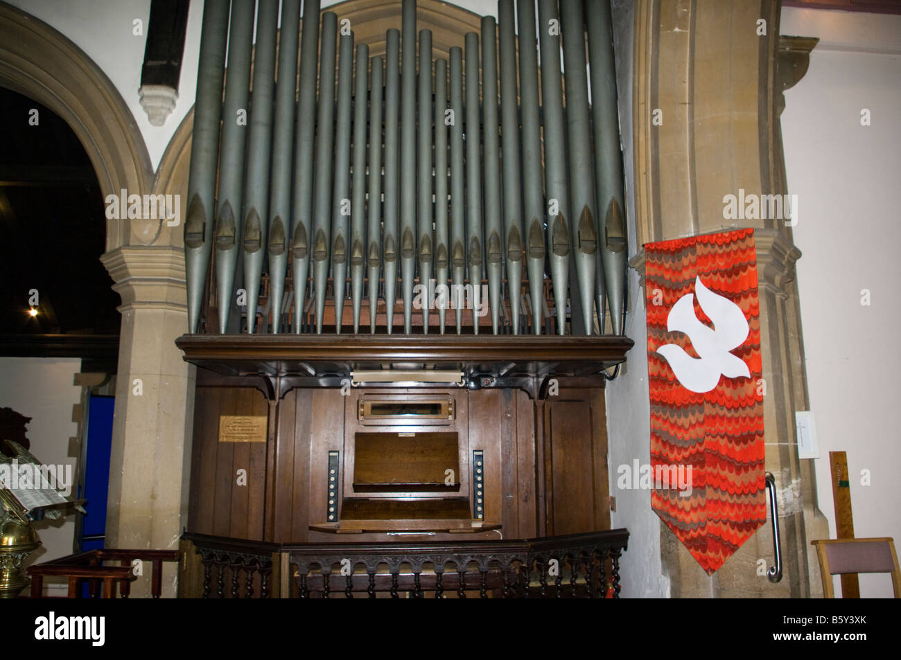 Kirchenorgel in der Pfarrkirche St. Johannes der Täufer Crawley West Sussex Stockfoto
