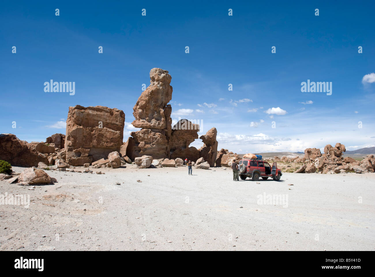 Eine Reisegruppe stoppt während der Fahrt 4wd durch Boliviens Altiplano Wüste Stockfoto