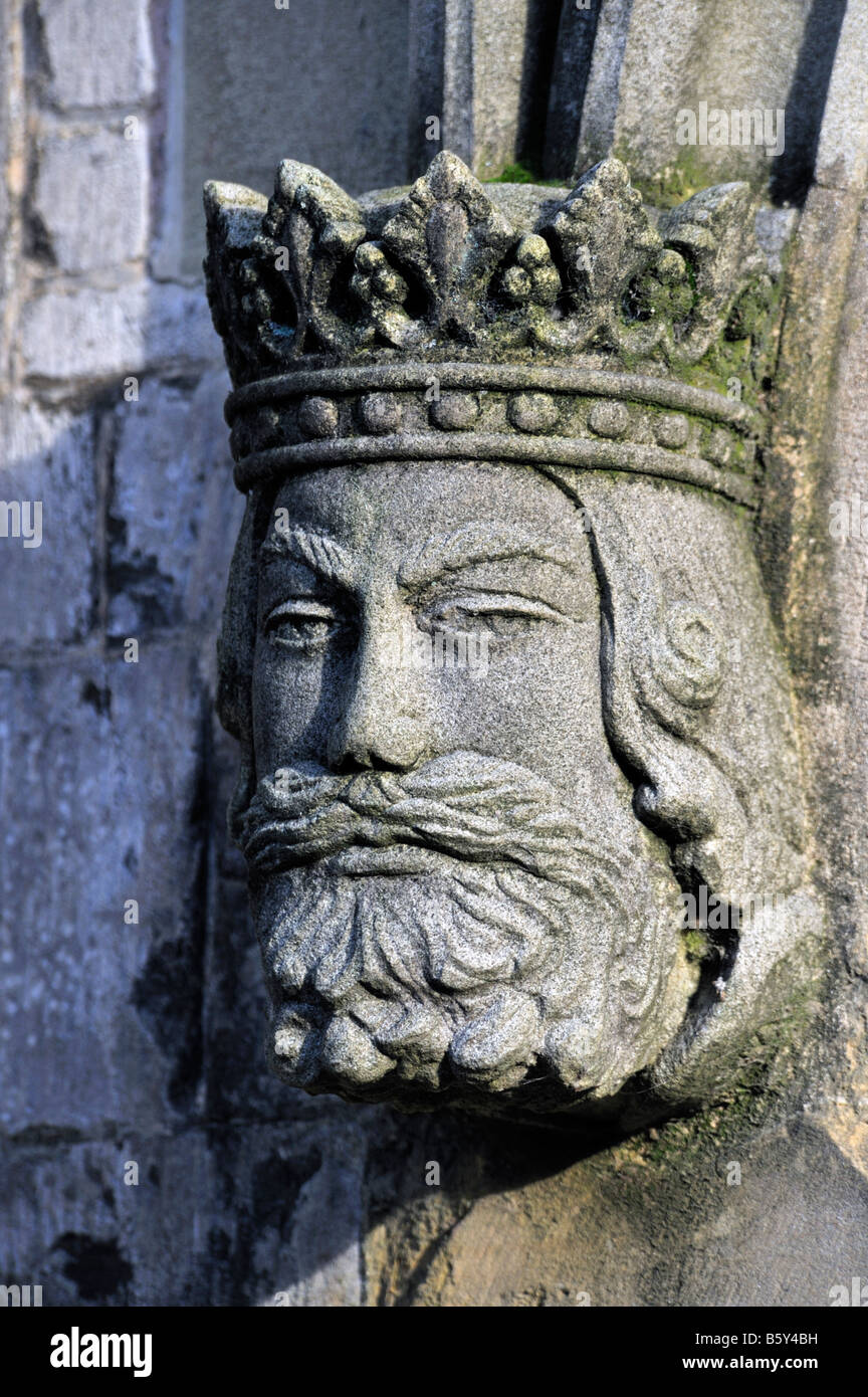 Geformten gekrönten Männerkopf. West-Tor, Heilige Dreifaltigkeit, Kendal Pfarrkirche, Kendal, Cumbria, England, Vereinigtes Königreich, Europa. Stockfoto