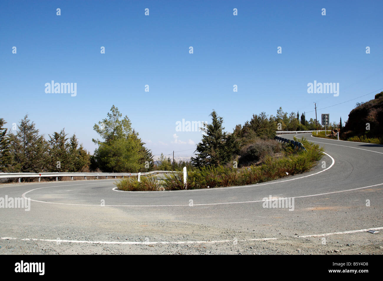 leere Bergstraße auf die F106 in Richtung Stavrovouni Zypern Stockfoto
