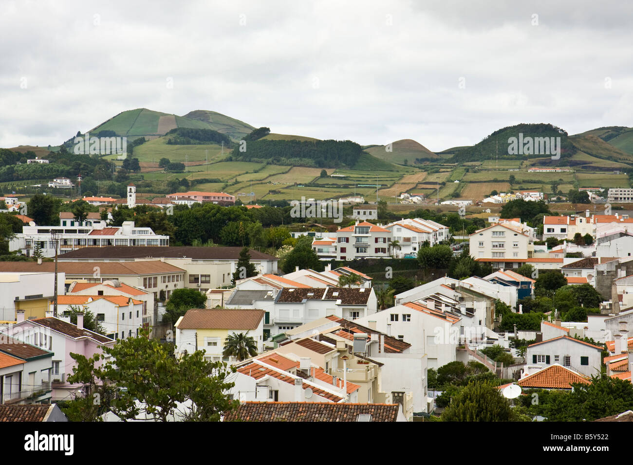 Ansicht von Ponta Delgada mit Hügeln im Hintergrund, Azoren, Portugal Stockfoto
