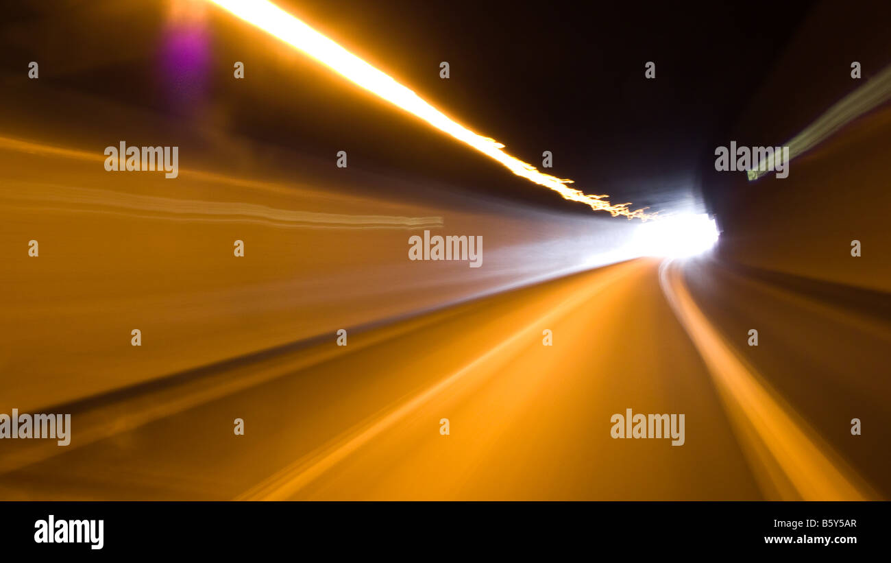 Auf der Straße – schnelle und dynamische Laufwerk sehen das Licht am Ende des Tunnels. Stockfoto