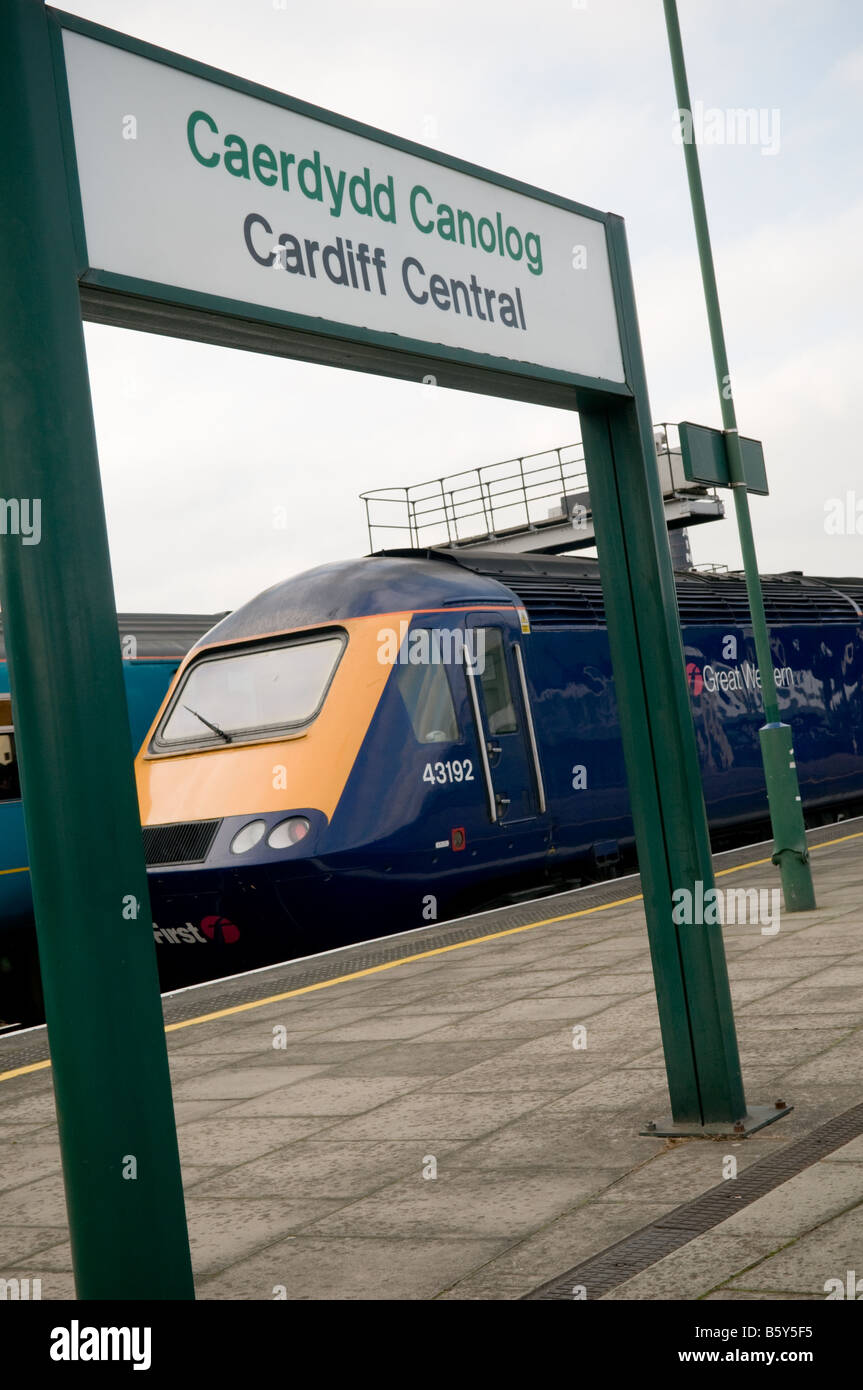 Erstes Great Western-express-Zug auf der Plattform am Cardiff Hauptbahnhof, Wales UK Stockfoto
