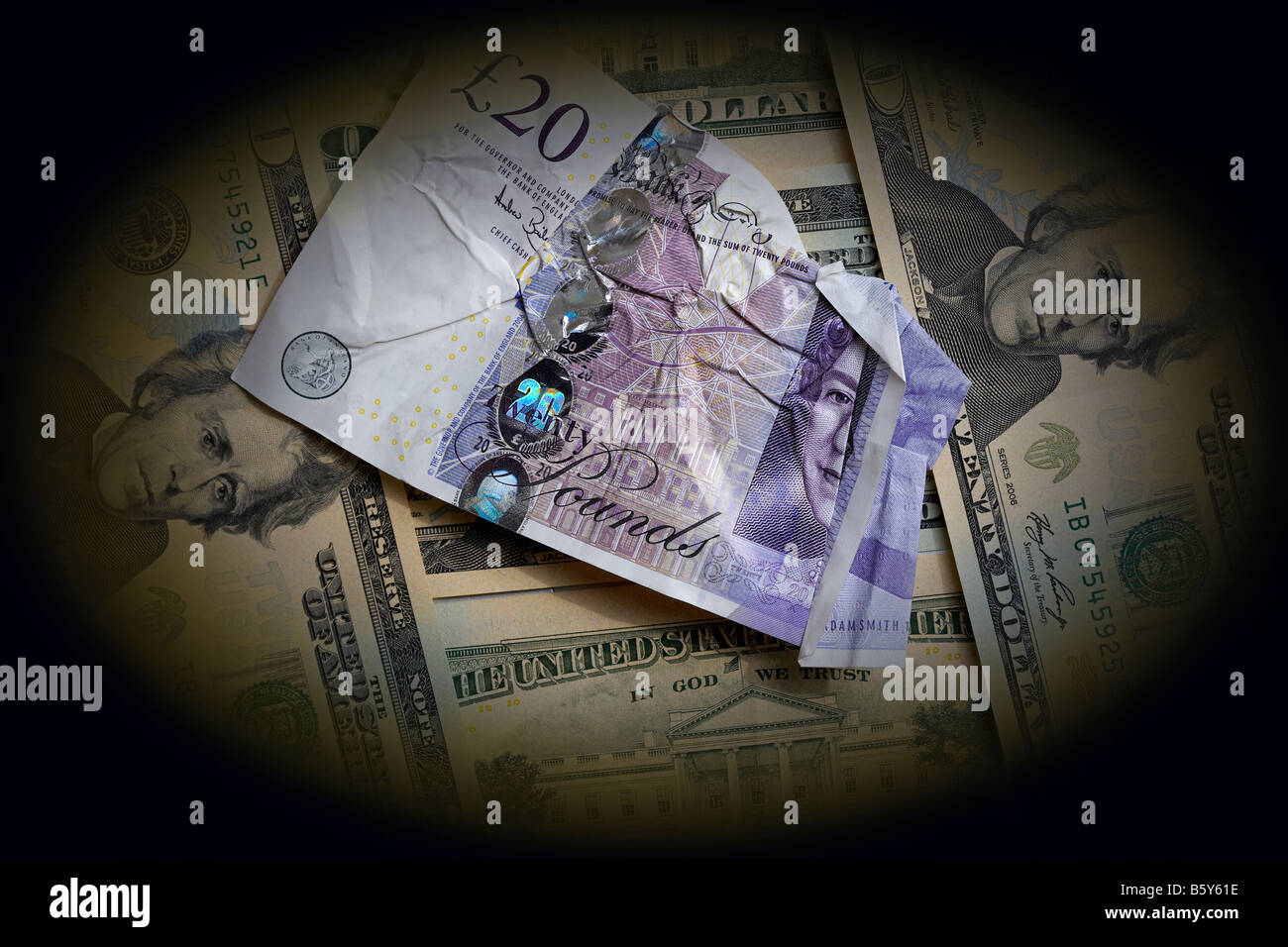 Beschädigte Pfund Sterling auf einem Hintergrund von US-Dollar Stockfoto