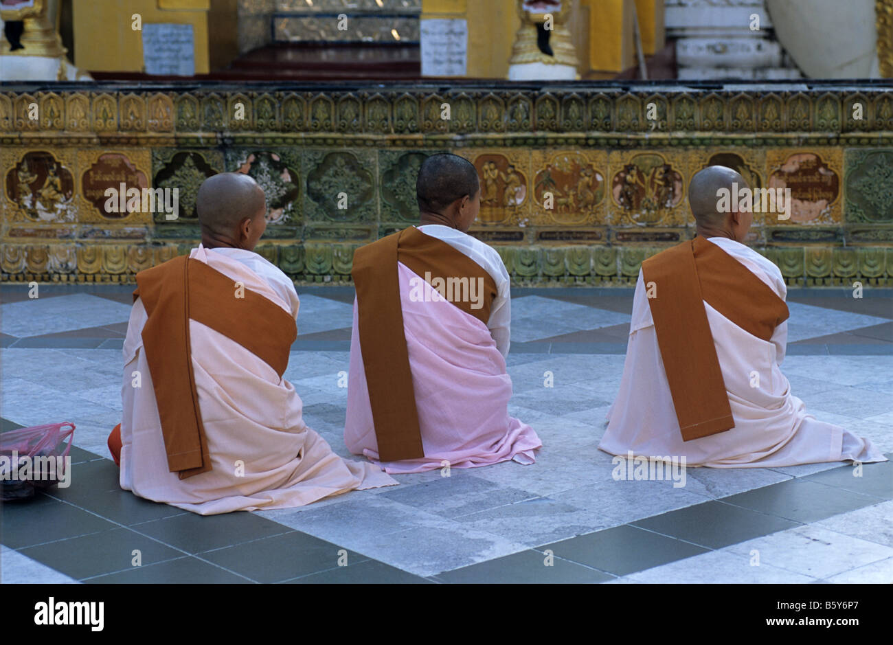 Birmanischen buddhistischen Nonnen beim Shwedagon Paya, Birma heiligste buddhistische, Rangoon oder Yangon, Birma oder Myanmar Stockfoto