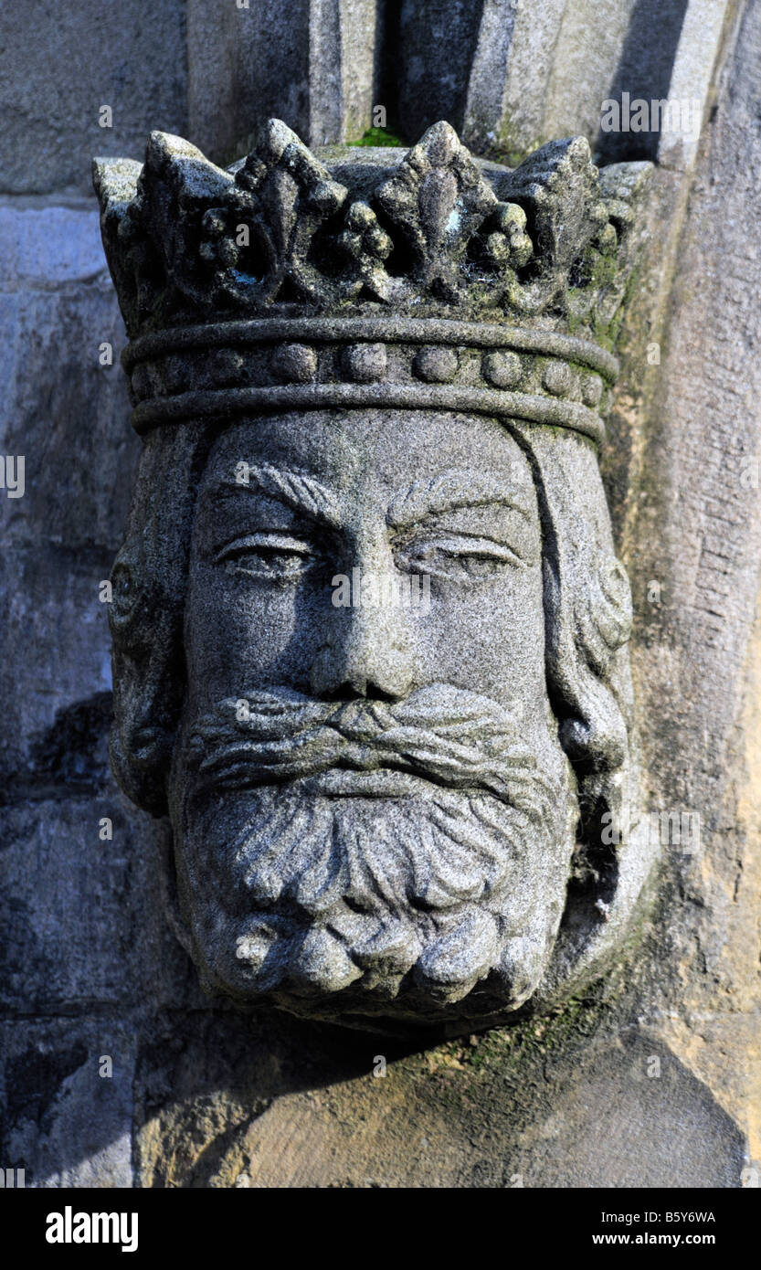 Geformten gekrönten Männerkopf. West-Tor, Heilige Dreifaltigkeit, Kendal Pfarrkirche, Kendal, Cumbria, England, Vereinigtes Königreich, Europa. Stockfoto