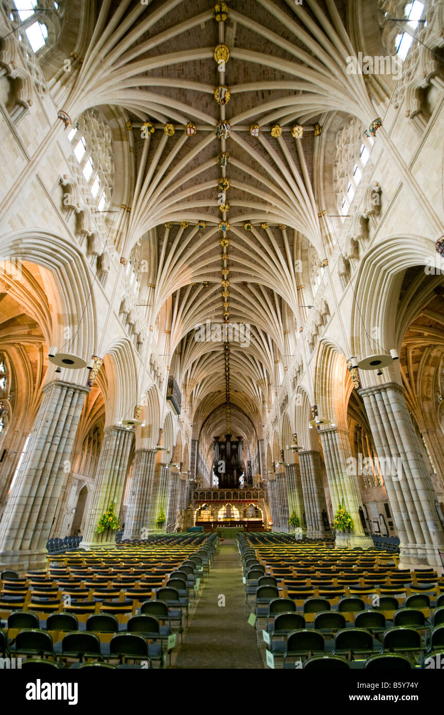 Das Innere der Kathedrale von Exeter zeigt Gewölbe das Kirchenschiff und Voltigieren, die die längste Strecke der Gotik ist in der Welt Stockfoto