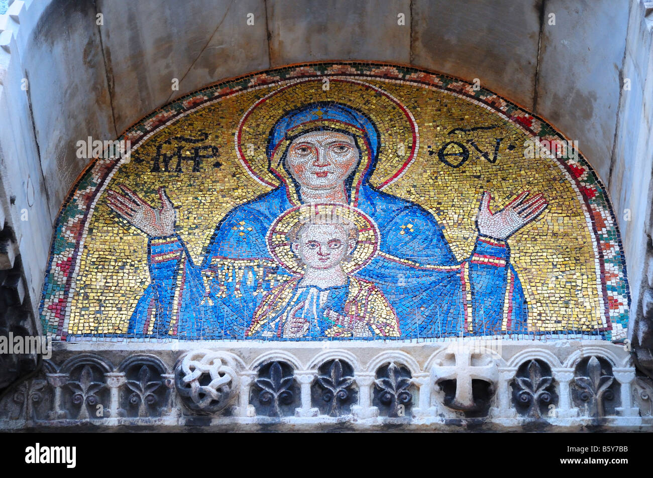 Jungfrau Maria und Baby Jesus Mosaik an der Westfassade der Basilica dei San Marco, Venedig, Italien. Stockfoto
