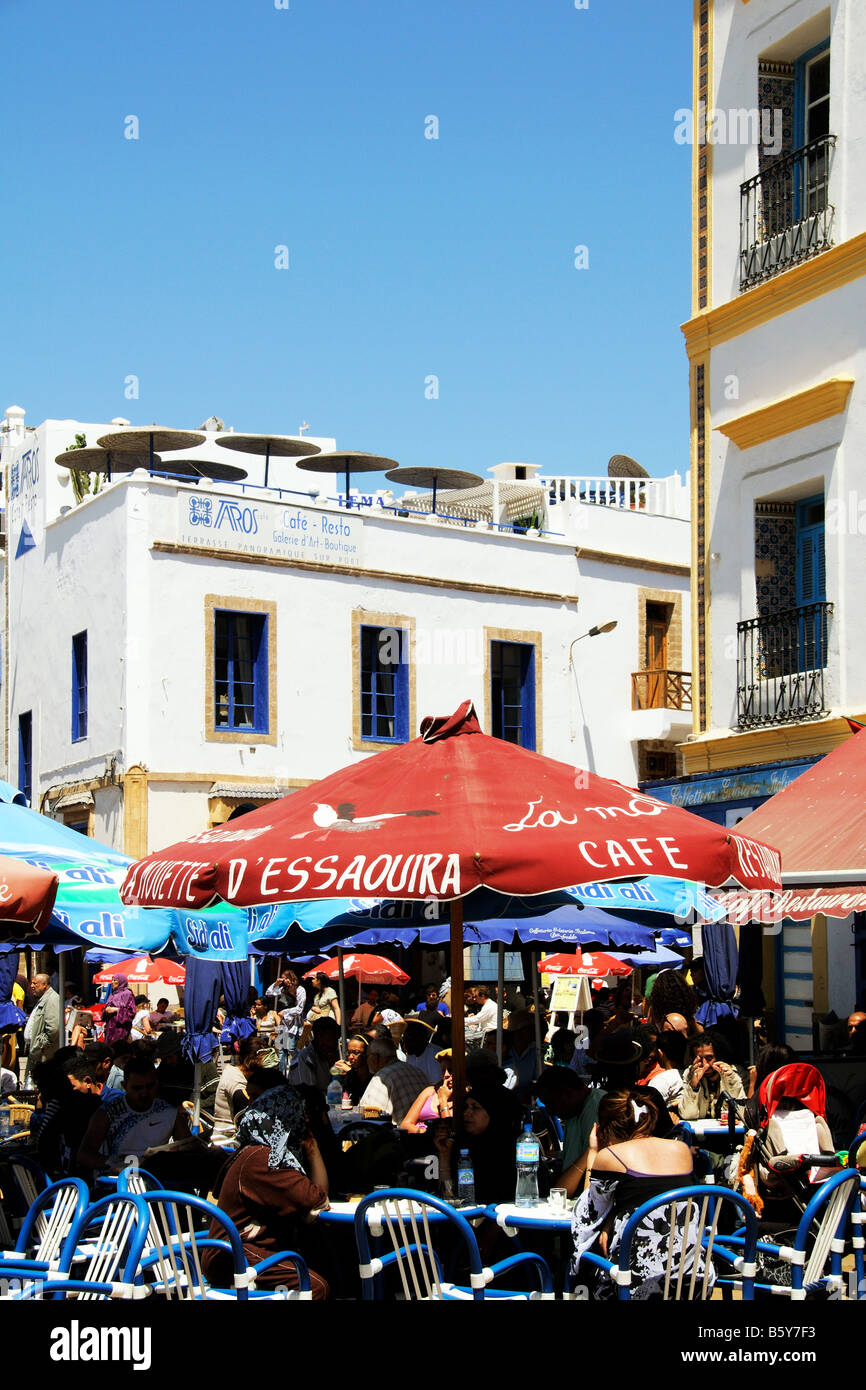 Menschen entspannen in einem Café in der Platz Moulay Hassan in Essaouira Marokko Stockfoto