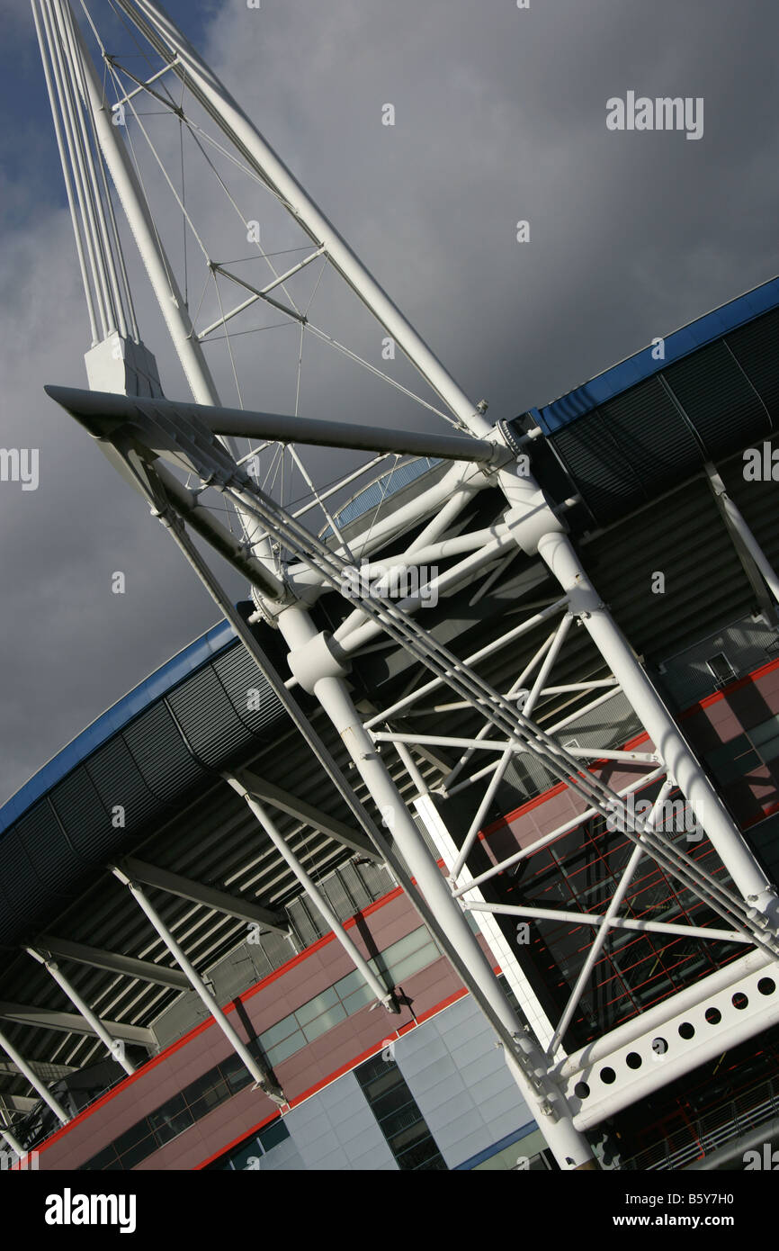 Stadt von Cardiff, Südwales. Seitlicher Blick auf Cardiff Millennium Stadium Architektur und Überbau hautnah. Stockfoto