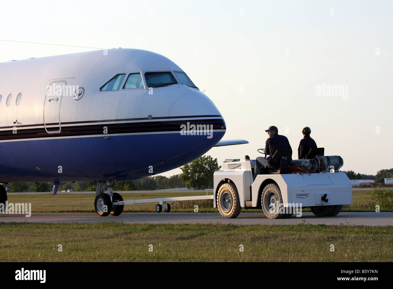 Ein Flugzeug auf einer Startbahn verschoben wird, mit dem Dienstprogramm LKW in Waukesha, Wisconsin Stockfoto