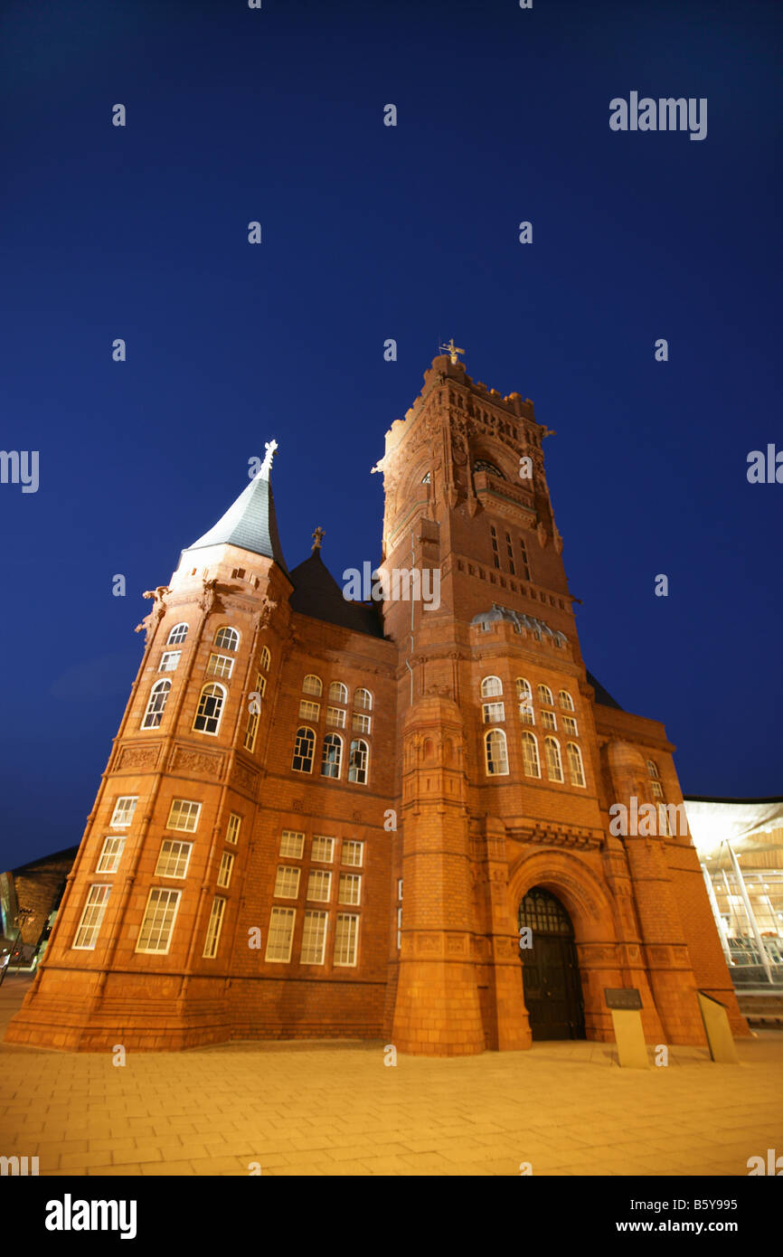 Stadt von Cardiff, Südwales. Nachtansicht des 1. Klasse Listed Ende des 19. Jahrhunderts William Frame Pierhead Gebäude entworfen. Stockfoto