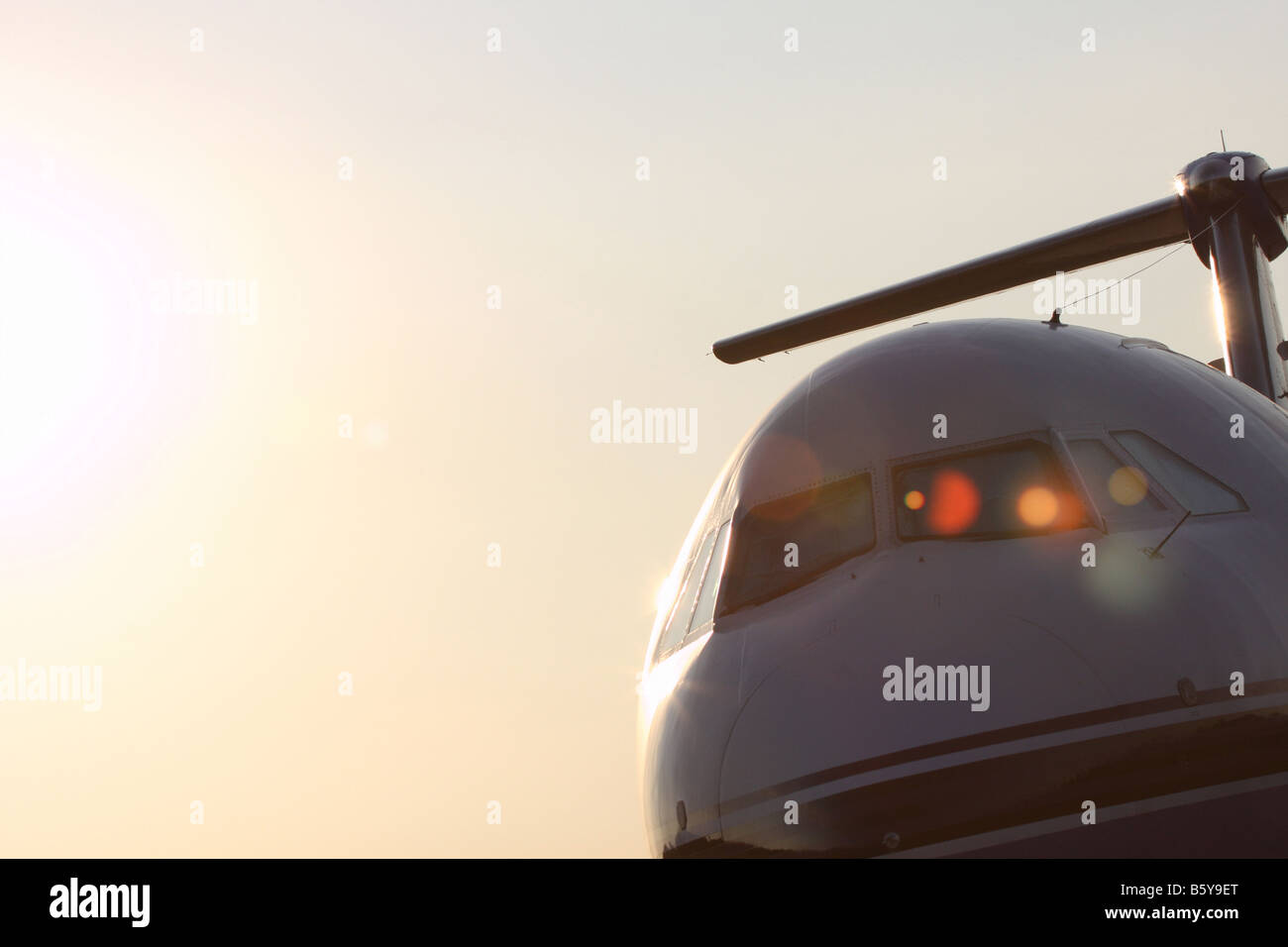 Ein Flugzeug auf einem Flughafen Stockfoto
