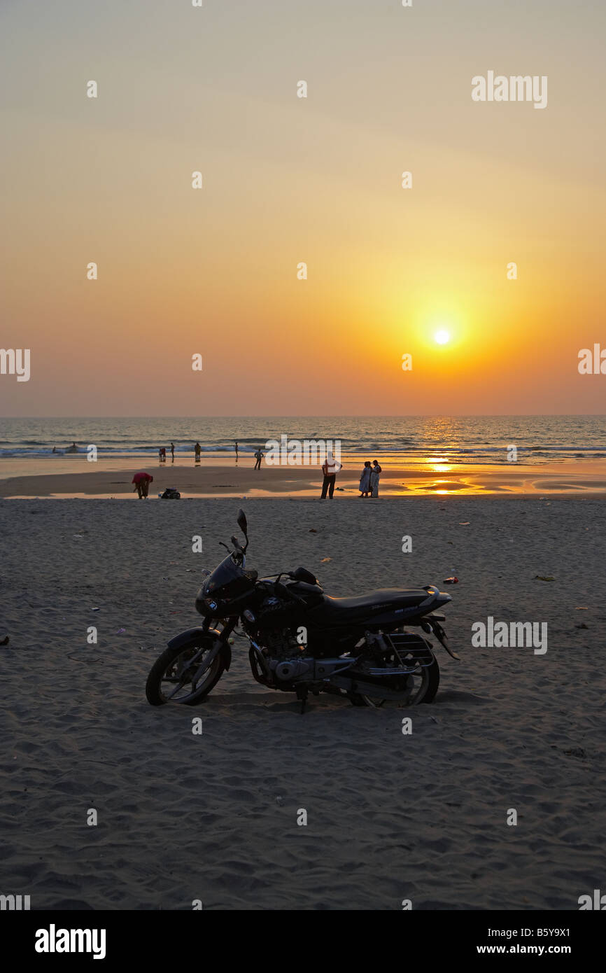 Motorrad und Sonnenuntergang am Strand von Arambol, Goa, Indien Stockfoto