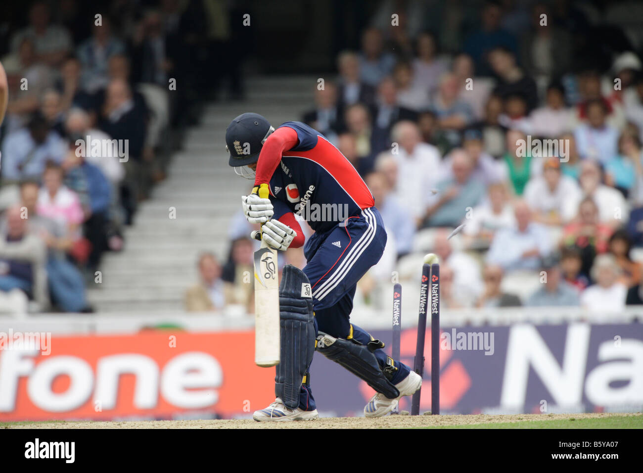 rollte heraus Stümpfe eines Tages Cricket England V Australien niedergeschlagen Verlierer Ausfall verloren Stockfoto