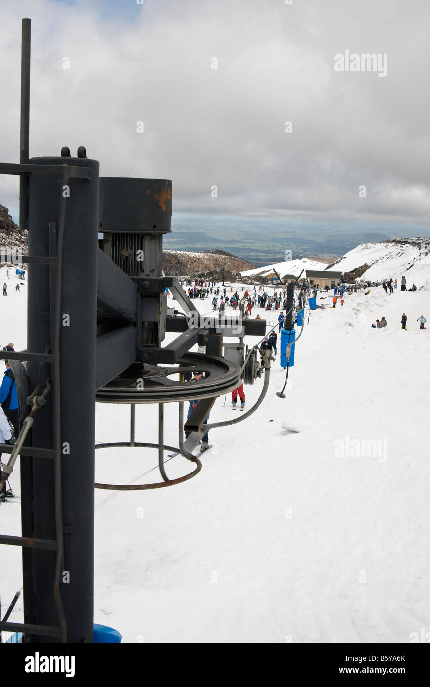 Seitenansicht des Sesselliftes mit Skifahrer Stockfoto