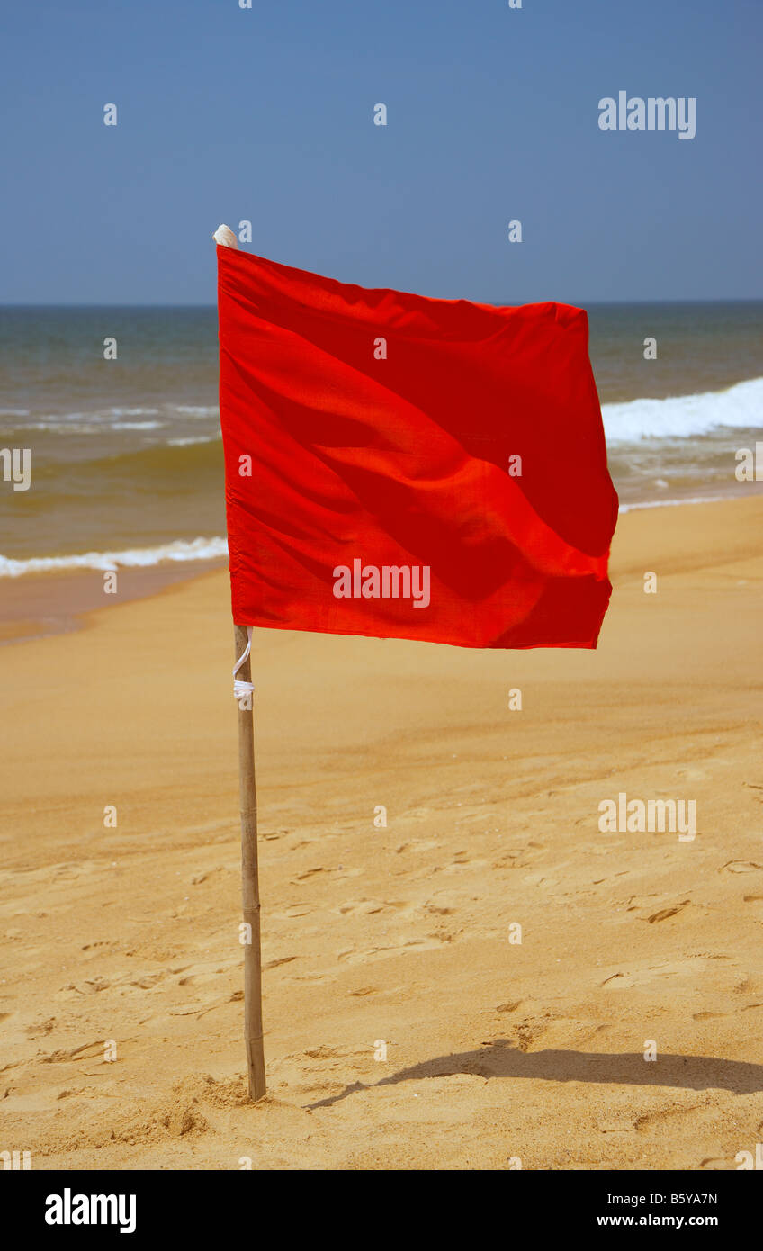 Rote Gefahr Flagge am Candolim Beach, Goa, Indien Stockfoto