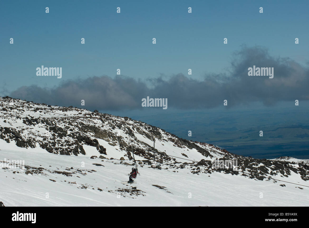 Sessellift am Hang des Mount Ruapehu - Whakapapa Ski-Gebiet - größte in Neuseeland Stockfoto