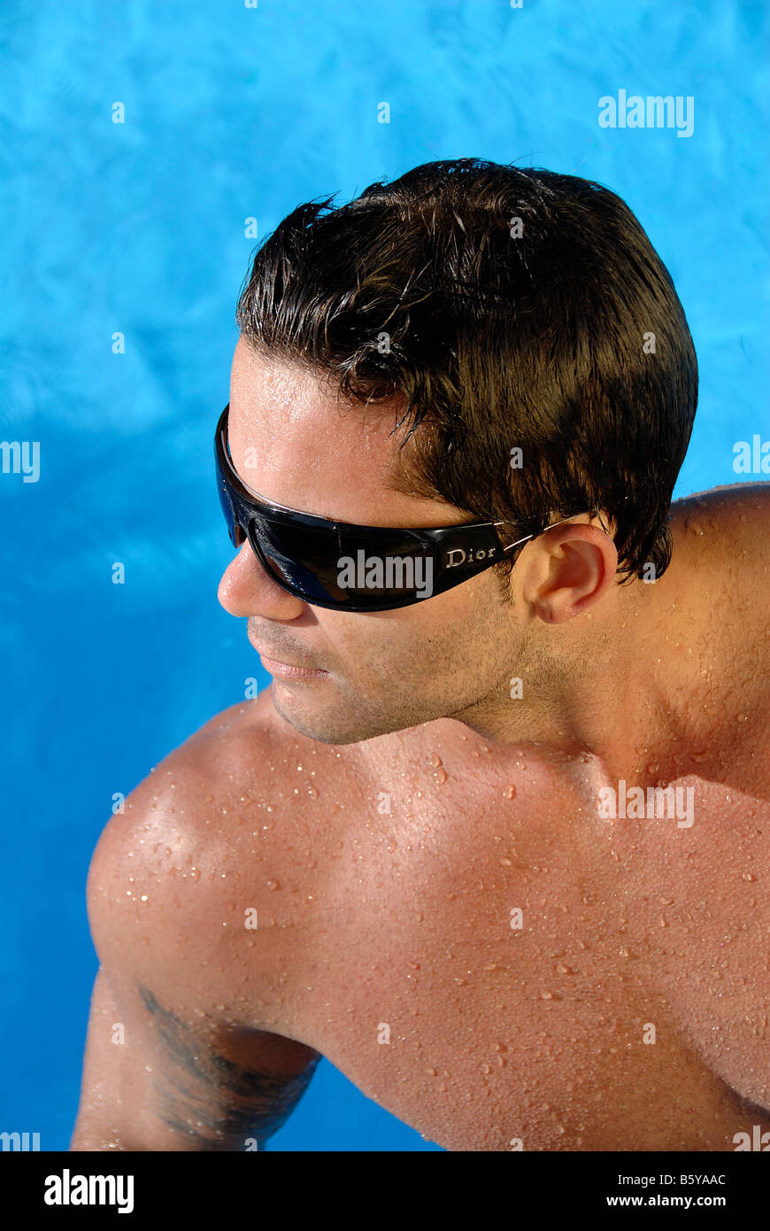 Cooler Typ im Schwimmbad Sonne Brille Shades Stockfoto