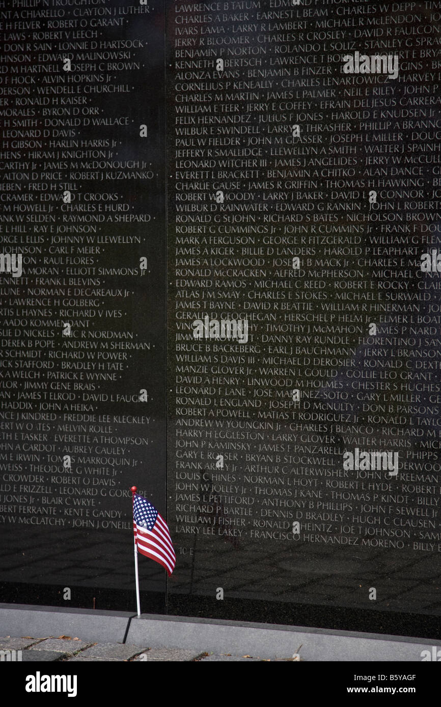 US-Flagge durch die Vietnam-Veteran Memorial Wall in Washington, D.C. Stockfoto